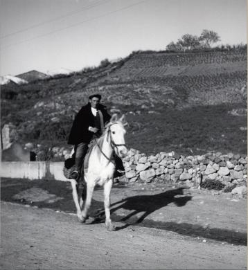 Ugo Pellis, Bonorva, uomo a cavallo, stampa ai sali d'argento, CC BY-SA